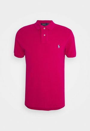 Felroze korte mouw polo met twee knopen en een klein lichtblauw geborduurd paardenlogo op de linkerborst.