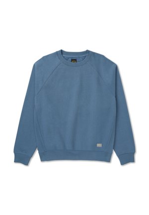 Felpa girocollo blu tinta unita con maniche lunghe, polsini e orlo a costine, e una piccola toppa rettangolare con logo vicino al fondo.