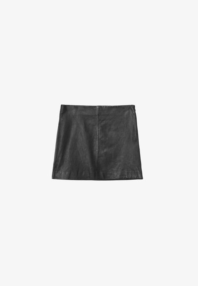 Mini-jupe en cuir noir à coupe droite avec une couture centrale, présentée à plat sur un fond blanc.