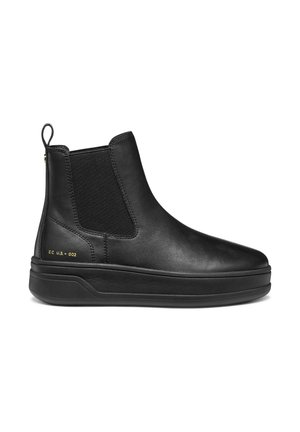 Bottine noire en cuir avec des panneaux élastiques sur les côtés, design à enfiler, bout rond, détail subtil en texte doré et semelle épaisse en caoutchouc.