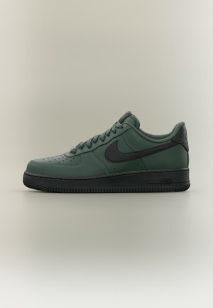 Nike Sportswear, AIR FORCE 1 07 ESS - Tenisky - camo green/black