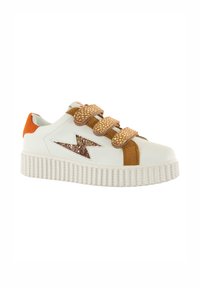 Baskets blanches avec une semelle plateforme texturée, des accents en daim marron, un détail d'éclair scintillant, et trois bandes Velcro.