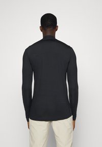 Lyle & Scott TECH BASELAYER - T-shirt desportiva - true black
