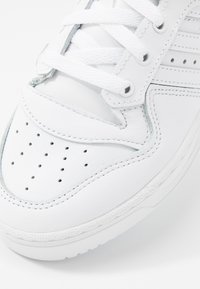 adidas Originals RIVALRY LOW - Sneakers basse - footwear white/core black