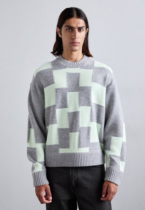 Grauer Strickpullover mit mintgrünen geometrischen Mustern, gerippten Bündchen und Saum, lässige Passform, flacher Ausschnitt, aus weichem Material.