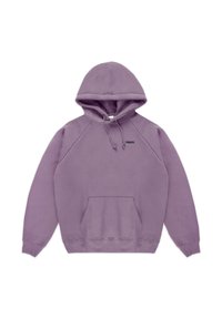 Fioletowa bluza z kapturem, z przednią kieszenią kangurką, regulowanym kapturem ze sznurkiem i czarnym logo na lewej piersi. Miękka tkanina o luźnym kroju.