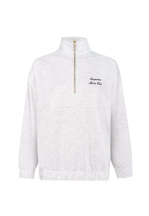 Lys grå pullover sweatshirt med høj krave, halvlængde lynlås og broderet "Captain's Sports Club" logo på forsiden.