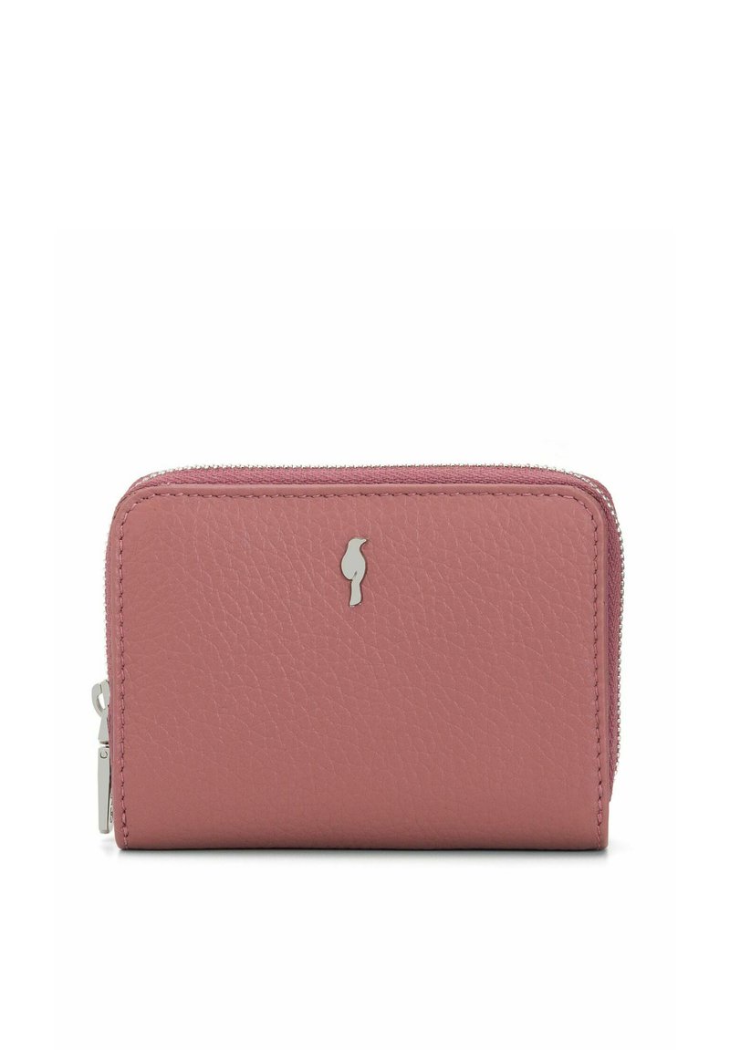 Różowy, teksturowany skórzany portfel z emblematem srebrnego ptaka i zapięciem na zamek, na białym tle.