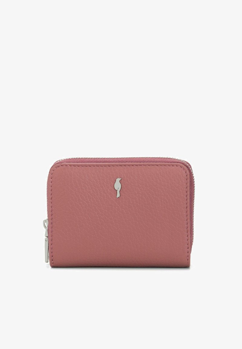 Różowy, teksturowany skórzany portfel z emblematem srebrnego ptaka i zapięciem na zamek, na białym tle.