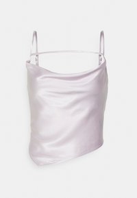 Camisola de cetim lilás com alças finas ajustáveis e decote drapeado; textura suave; detalhe de bainha assimétrica.