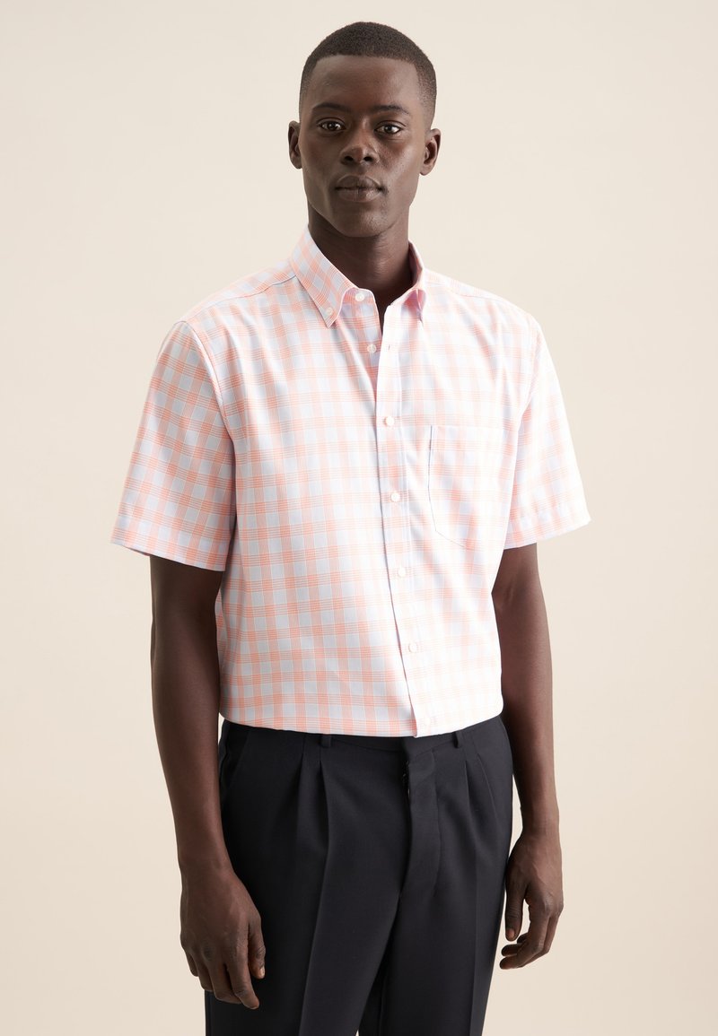 Camicia a maniche corte con bottoni, in tessuto di cotone, con motivo a quadretti rosa e azzurri chiari, taschino sul petto, colletto, vestibilità comoda.