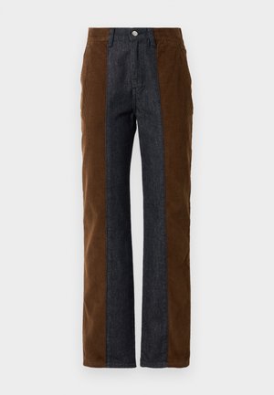 Calças de corduroy e denim com painéis verticais em castanho escuro e azul marinho, com um corte reto e design padrão de cinco bolsos.