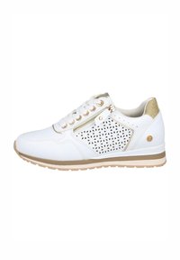Zapatilla blanca con diseño lateral perforado, acentos dorados y cordones en la parte delantera. Presenta una suela acolchada y un detalle de cremallera en el lateral.
