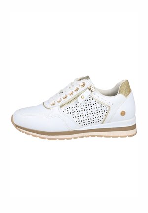 Zapatilla blanca con diseño lateral perforado, acentos dorados y cordones en la parte delantera. Presenta una suela acolchada y un detalle de cremallera en el lateral.