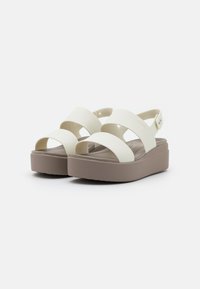 Crocs BROOKLYN LOW WEDGE - Tamancos - oyster