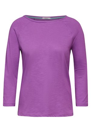 Lila långärmad topp med rund halsringning. Har en lätt, mjuk textur och raglanärmar för en avslappnad passform.