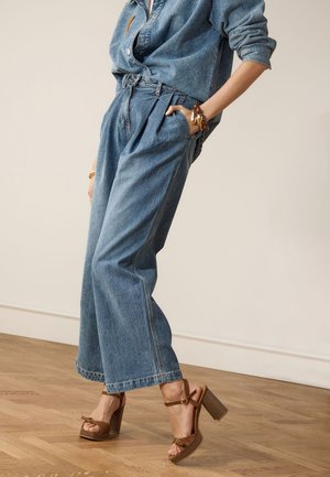 Manfield, Sandalen met enkelbandjes - braun