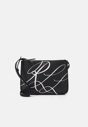 Sac bandoulière en cuir noir avec de grandes initiales blanches en cursive et un logo RL doré, équipé d'une bandoulière ajustable et d'une fermeture éclair.