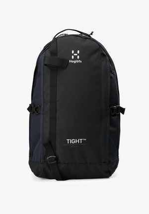 Zaino con esterno in nylon nero, dotato di spallacci regolabili, un comparto con zip e logo del marchio sul davanti.