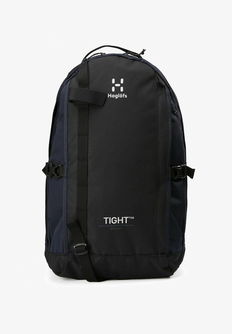 Rucksack mit schwarzem Nylon-Außenmaterial, mit verstellbaren Trägern, einem Reißverschlussfach und einem Markenlogo auf der Vorderseite.