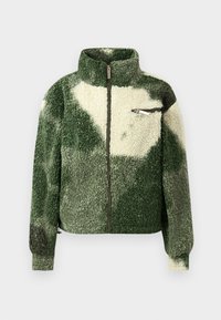Jachetă din fleece verde și crem cu guler înalt, închidere cu fermoar complet și buzunar pe piept cu fermoar. Prezintă o suprafață texturată, pufoasă.