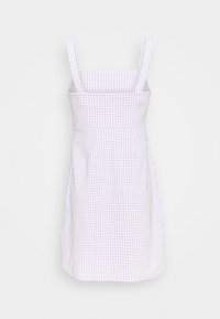 Hihaton violetti ja valkoinen ruutukuosiset mekko, jossa on neliömainen kaula-aukko ja istuva vyötärö, polven pituinen.