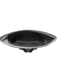 Geantă gri, texturată, cu o formă ovală largă. Interiorul este dintr-un material textil negru cu un buzunar. Exteriorul este neted, cu un design minimalist.