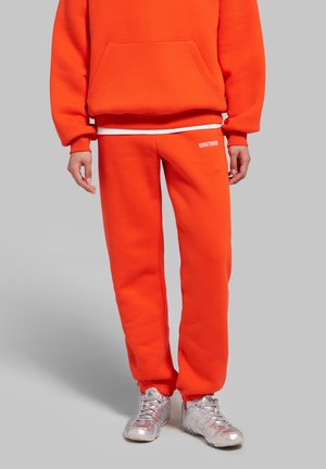 WRSTBHVR, WRSTBHVR PANTS ILAY V3 SWEATPANTS UNISEX - Παντελόνι φόρμας - cherry tomato