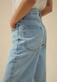 Next TALL FIT - BOYFRIEND TURN UP - Sirgete säärtega teksad - bleach