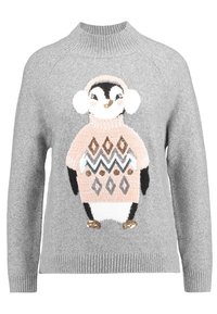 Grå tröja med en pingvin-graphic i en rosa tröja, öronvärmare och mönster i persika, svart och guld accenter.