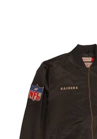 Schwarze Bomberjacke mit geripptem Kragen. Merkmale den Schriftzug "RAIDERS" und ein NFL-Logo-Patch am linken Ärmel. Glatte Textur, Reißverschluss.
