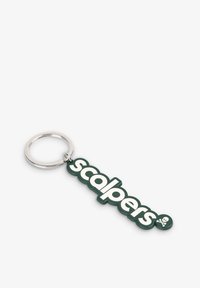 Llavero con la palabra "escalpers" en verde oscuro con letras blancas, sujeto a un anillo de metal plateado. Incluye un ícono de calavera.