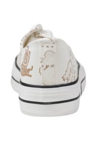 Sneaker in tela con base bianca, caratterizzato da una stampa mappa marrone, suola in gomma nera e rifiniture nere, e un linguetta sul tallone per una facile indossabilità.