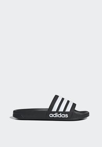 Svart slidesandal med tre vita ränder och en Adidas-logotyp på remmen. Texturerat material och platt gummisula för komfort.