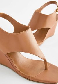 Next SIGNATURE TOE POST - REGULAR FIT - T-bar sandals - tan brown