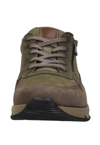 Bruine en olijfgroene sneaker met grijze veters, rits aan de zijkant en zwarte zool, gezien vanuit de voorkant tegen een witte achtergrond.