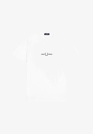 Witte T-shirt met korte mouwen en ronde hals, met zwarte "Fred Perry" tekst en lauwerkranslogo centraal op de borst.