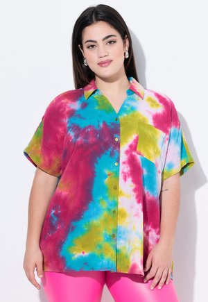 Kurzärmliges, mehrfarbiges Hemd mit Knopfleiste, das ein Batikmuster in Pink, Blau, Grün und Gelb zeigt, mit einer Brusttasche und glatter Textur.