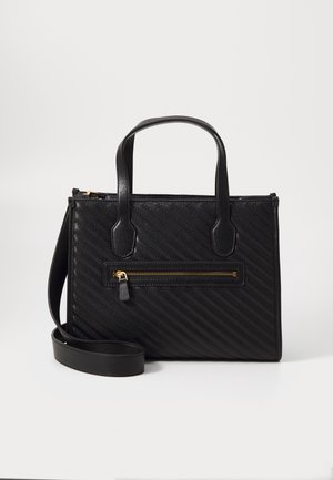 Schwarze Handtasche mit strukturierter Chevron-Optik, zwei oberen Griffen, abnehmbarem Schulterriemen und einer vorderen Reißverschlusstasche mit goldfarbenen Beschlägen.