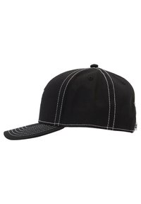 Svart baseballkeps i tyg, med vit sömnad, en böjd skärm, en knapp på toppen och ventilationshål.