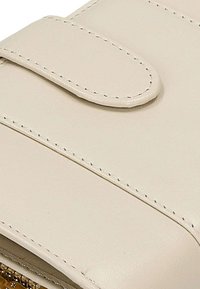 Portafoglio beige chiaro con texture in pelle liscia, dotato di chiusura a patta, cuciture decorative e un comparto con zip alla base.