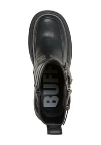 Botín de cuero negro hasta el tobillo con puntera redondeada, cremallera lateral, hebilla decorativa y costuras texturizadas, con un interior de marca.