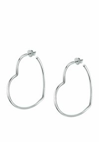Orecchini a cerchio a forma di cuore in argento con una finitura liscia, dotati di chiusura a perno e un design aperto per un aspetto moderno.
