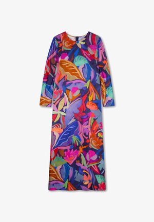 Langemouwen jurk in levendige kleuren met een bloemenpatroon, met tinten blauw, roze, oranje en groen op een donkere achtergrond.