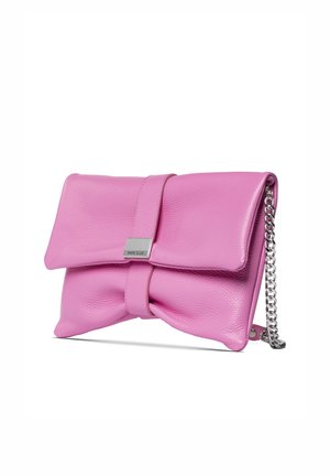 Pochette en cuir rose avec fermoir métallique argenté et bandoulière chaîne, surface texturée et rabat rabattable, légèrement inclinée vers la droite.