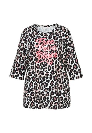 Top con estampado de leopardo que presenta un cuello redondo, mangas de tres cuartos y texto rosa que dice "Free Love Peace" en el frente. Tela suave.