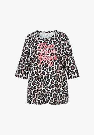 Top met luipaardprint, voorzien van een ronde hals, driekwartmouwen en roze tekst "Free Love Peace" op de voorkant. Zacht materiaal.