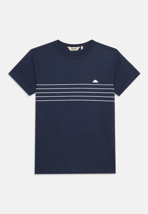 Granatowy t-shirt z krótkim rękawem z czterema poziomymi białymi paskami na wysokości klatki piersiowej oraz małym białym logo nad paskami.