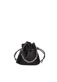 Borsa a secchiello in pelle nera con parte superiore arricciata, accento in catena argentata e tracolla rimovibile. Texture liscia e design minimalista.