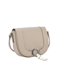 Borsa a tracolla beige realizzata in materiale sintetico testurizzato, con una patta curvata, un accento di anello argentato e una tracolla staccabile.